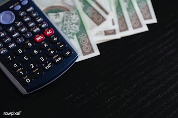 Calculator and Polish Zloty currency banknotes on a table | Free  photo - 2348396