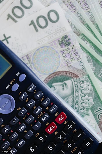 Calculator and Polish Zloty currency banknotes on a table | Free  photo - 2348442