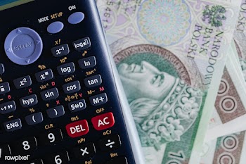 Calculator and Polish Zloty currency banknotes on a table | Free  photo - 2348446