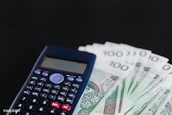 Calculator and Polish Zloty currency banknotes on a table | Free  photo - 2353136