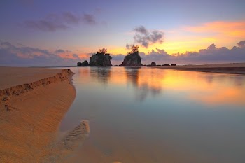          Calm Beach at Dawn Free Photo     