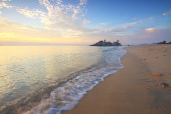          Calm Beach at Sunset Free Photo     