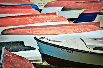 canoe boats on sand during daytime