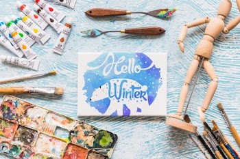 Canvas mockup with paint materials Free Psd