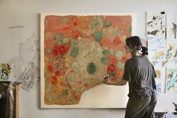 Canvas mockup with woman artist | Free PSD Mockup - rawpixel
