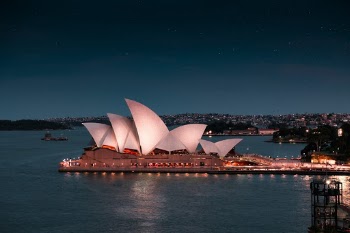 Capture this photo during my walk from Circular Quay to Darling Harbour. This one was taken when strolling along the Harbour Bridge. It’s a view to die for.