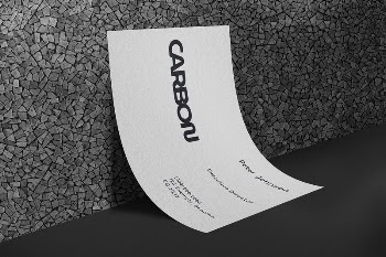 Carbon business card leaning on grunge | Free Photo - rawpixel