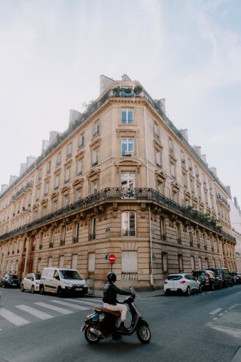 Cars Parked outside a Building · Free Stock Photo