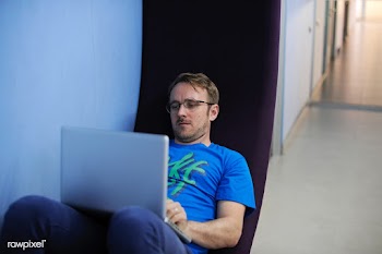 Caucasian man using computer laptop | Free stock photo - 2385