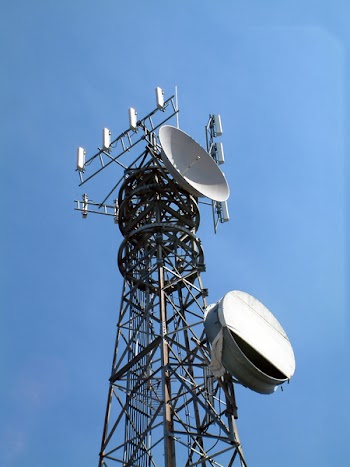 CellPhoneRadioTower_042804.jpg