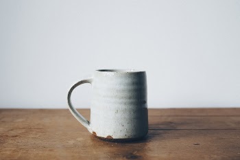 Ceramic mug on a wooden | Free Photo - rawpixel