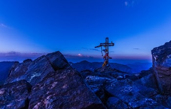 Cette photo a été prise le dimanche 15 juillet 2018 jour de victoire de la Coupe de monde de football de la France. Au terme d’une superbe randonnée, nous avons vécu le lever du soleil sur la Croix du Canigou. Un moment inoubliable.