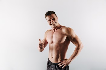 Cheerful young sportsman showing thumbs up Free Photo