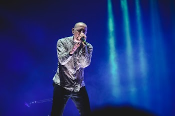 Chester Linkin Park Bennington Singing on Stage