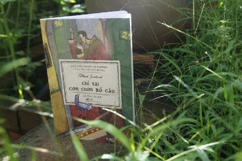 Chi Con Book on Ground