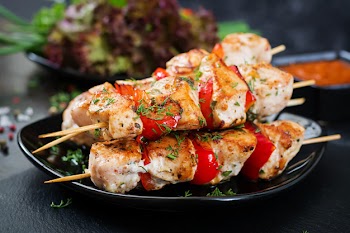 Chicken skewers with slices of sweet peppers and dill. tasty food. weekend meal. Free Photo