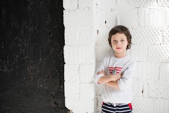 Child Wearing White Crew-neck 3/4-sleeved Top