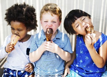 Children enjoying ice cream on a summer | Free Photo - rawpixel