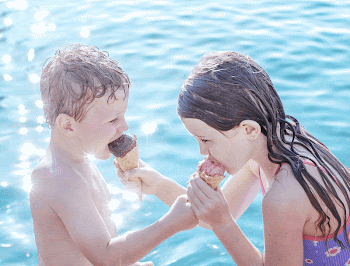 Children sharing ice cream by the pool | Free Photo - rawpixel