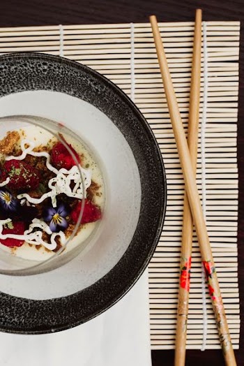 chopsticks beside gray and white plate