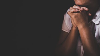 Christian life crisis prayer to god. woman pray for god blessing to wishing have a better life. woman hands praying to god with the bible. begging for forgiveness and believe in goodness. Free Photo