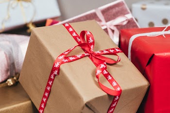 Christmas gifts pile 2