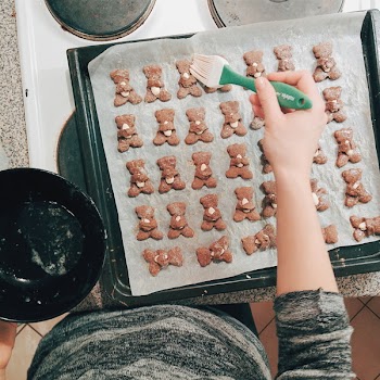 Christmas gingerbread bears with almonds 