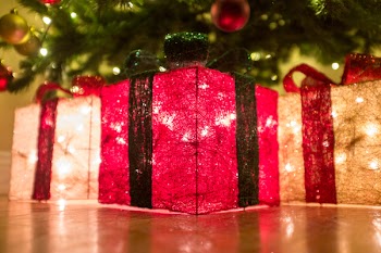          Christmas Glowing Parcel Free Photo     