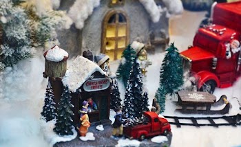 Christmas tree figurines