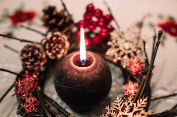 Christmas wreath and a round candle