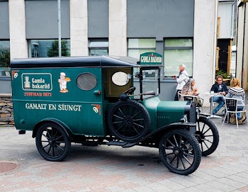 Classic Green Gamlat En Stungt Vehicle on Gray Pavement