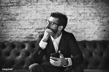 Classy man using mobile phone | Free stock photo - 388193