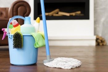 Cleaning set and products in blue bucket with mop Free Photo