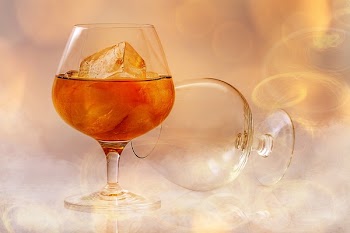 Clear Short Stem Wine Glass With Beverage