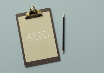 Clipboard with a document mockup Free Psd