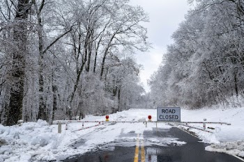 Close road sign, Northbound Gate | Free Photo - rawpixel