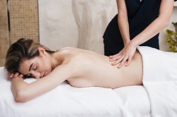 Close-up girl relaxing with a massage Free Photo