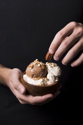 Close-up hands holding tasty gelato scoops Free Photo