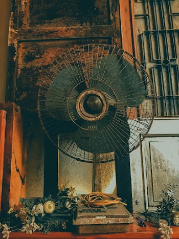 Close -up Of A Dirty Worn Down Old Desk Electric Fan