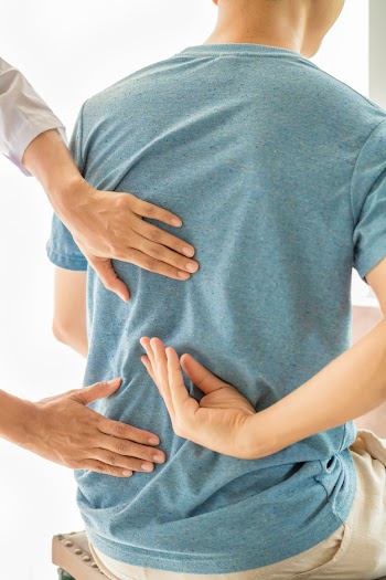 Close up of physiotherapist working with patient in clinic Free Photo