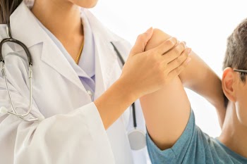 Close up of physiotherapist working with patient in clinic Free Photo