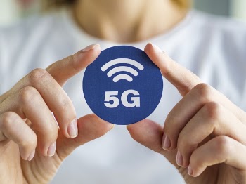 Close-up person holding 5g sticker Free Photo