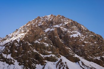 close up photo of brown snowcapped mountain at daytime