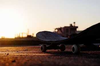 close-up photo of gray skateboard deck