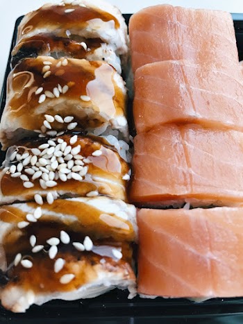 Close-Up Photo of Sushi and Maki