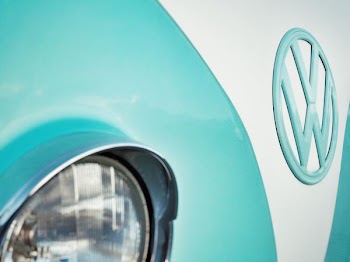 close-up photo of teal and white Volkswagen Type 1