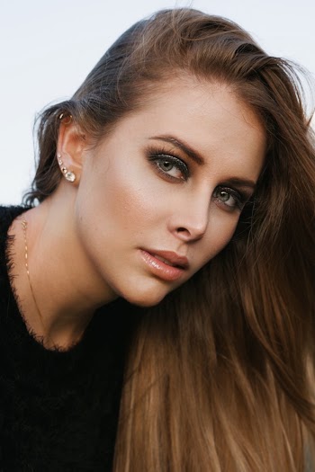 close-up photography of a beautiful woman