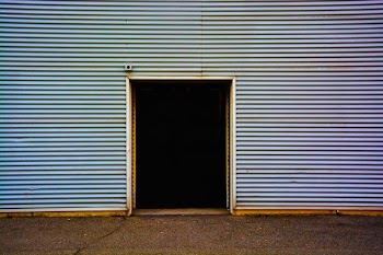close-up photography of gray building during daytrime