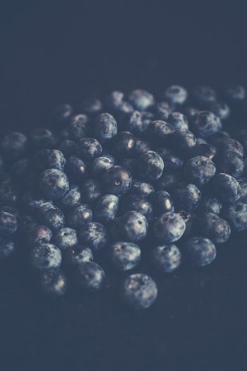close-up photography of pile of blueberries