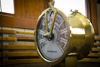 Close-up Photography of Round Brass-colored Ship Throttle Device
